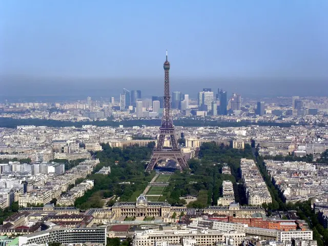 Summer growth of the Eiffel Tower revealed: Tower expands due to heat expansion