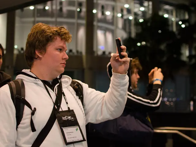 Monitoring and Disseminating Location Data on Google Maps