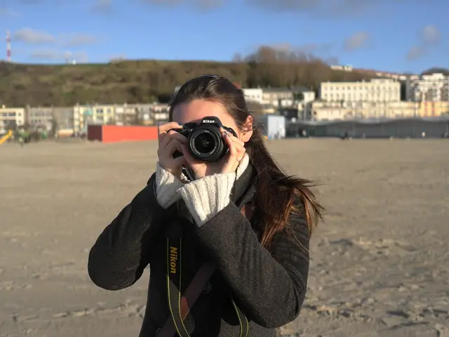 Smartglasses covertly recorded a US woman by an influencer, causing her to express "This is...