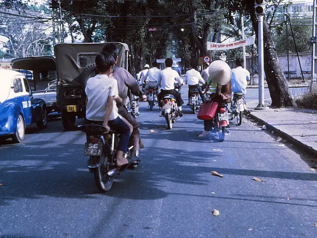 Street Center Display: Countdown to Green Traffic Light for Pedestrians