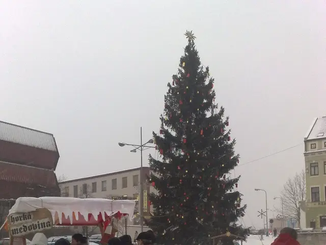 Innovative night vision device captures color in absolute darkness, eschewing IR radiation.